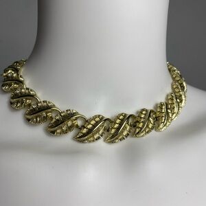 vintage gold-tone leaf link Coro choker necklace from the 1950s